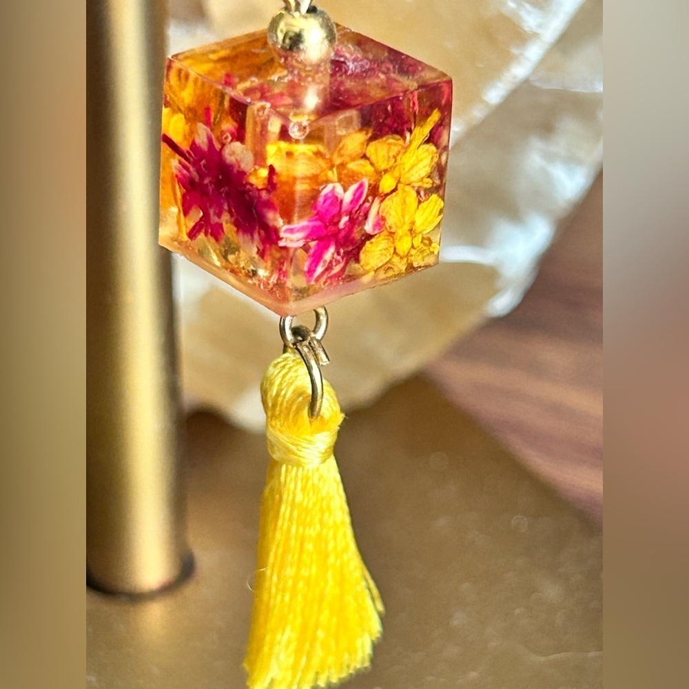 💝2/20$ Resin flower cube pendant necklace, fringe, gold-tone dainty chain
